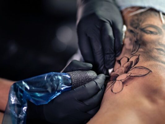 Tattoo Shops Near Hoan Kiem Lake: Reputable and High-Quality Addresses for Tourists 4 Reasons why Viet Ink Tattoo is chosen by so many tourists.
